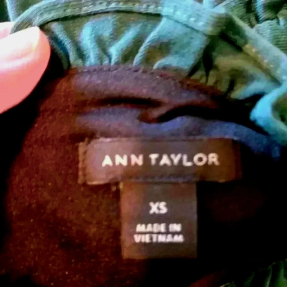 Ann Taylor Balloon sleeve green Topneck long sleeve blouse. - Picture 8 of 8